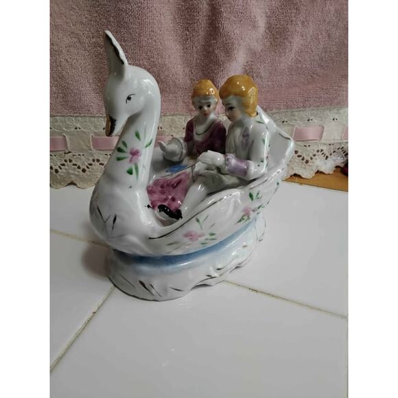 Mid twentieth Century Victorian Mirtex Porcelain - Picture 3 of 5